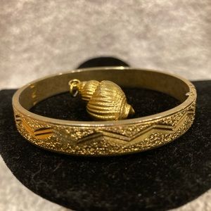 Bundle of bracelet and pendant, beautiful etching on bracelet and shell